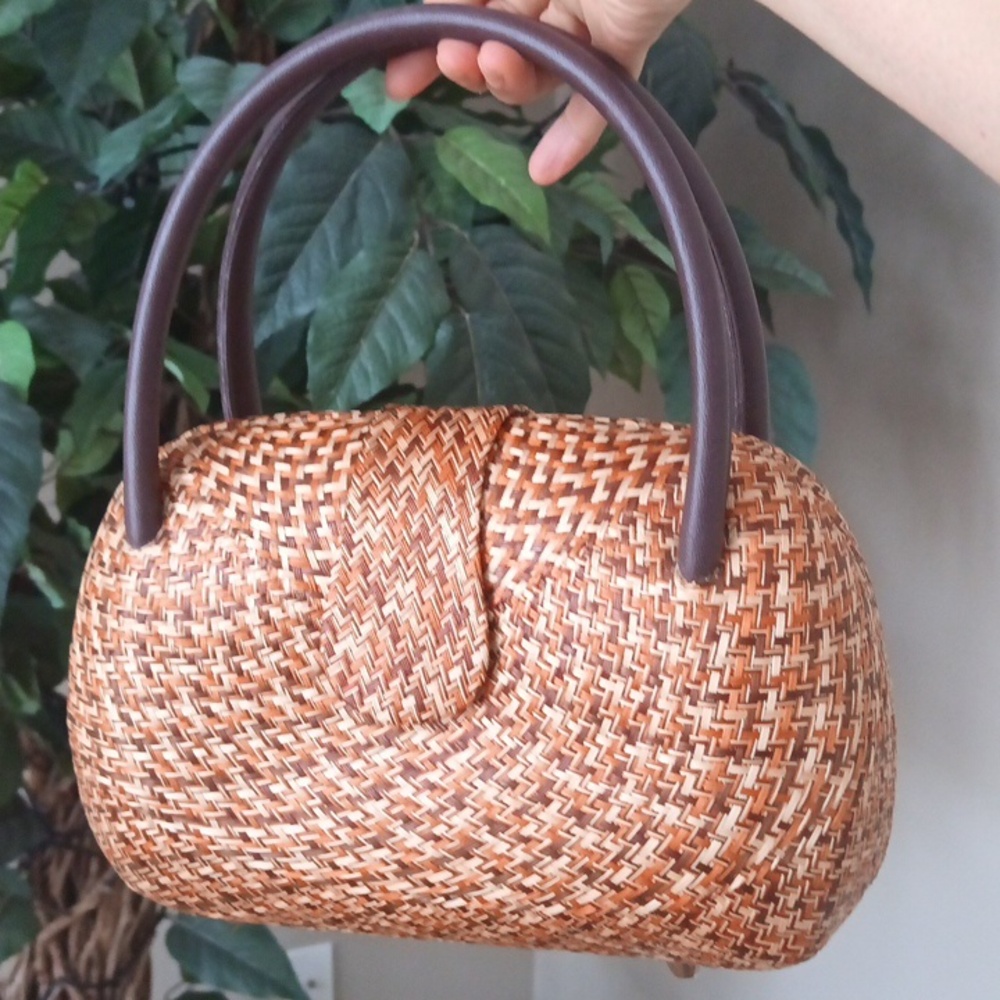Clamshell Woven Rattan/Straw Bag With Leather Trim Handle In Geometric Pattern